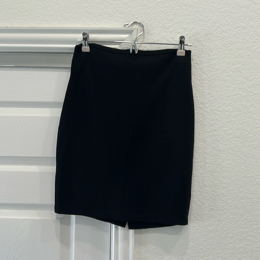 Stretchy black skirt